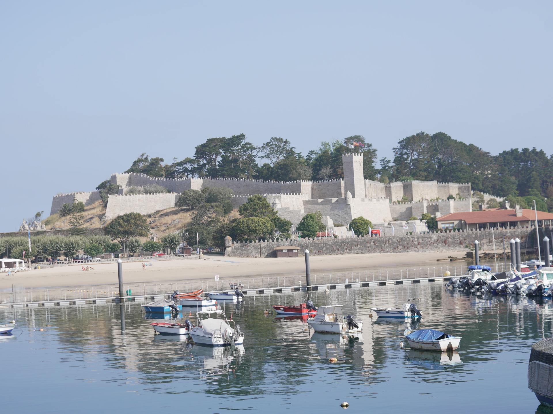Restaurantes, hoteles y negocios locales en Baiona, Galicia — Rías Baixas